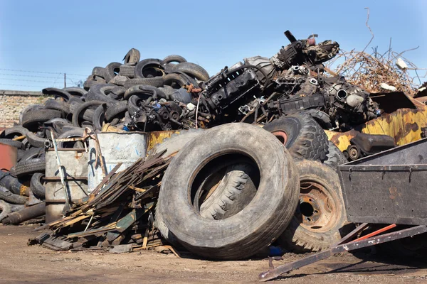 Tires and metal scraps on pile — Stock Photo, Image