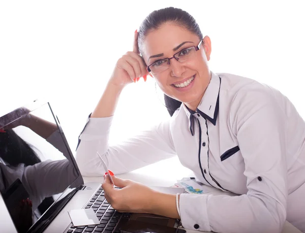 Mulher com cartão de crédito e laptop — Fotografia de Stock