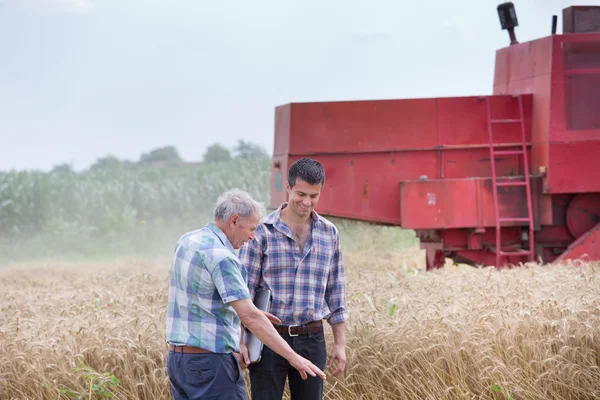 Bauern auf Feld mit Mähdrescher — Stockfoto