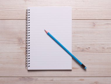 Defter ve kalem masa üzerinde