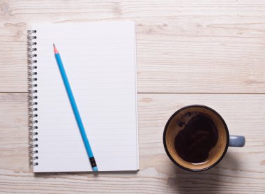 Açık defter wth kalem masa üzerinde