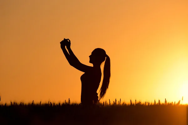 Silhouette eines Mädchens beim Selfie — Stockfoto