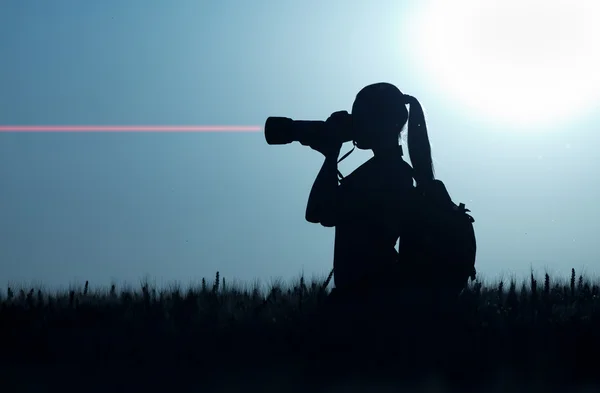 Doğada çekim kız silüeti — Stok fotoğraf