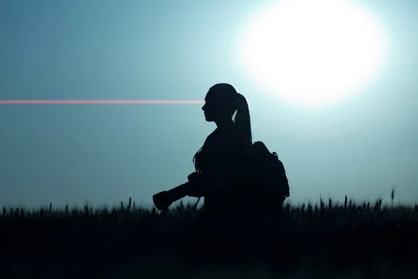 Silueta dívka Střelba v přírodě — Stock fotografie