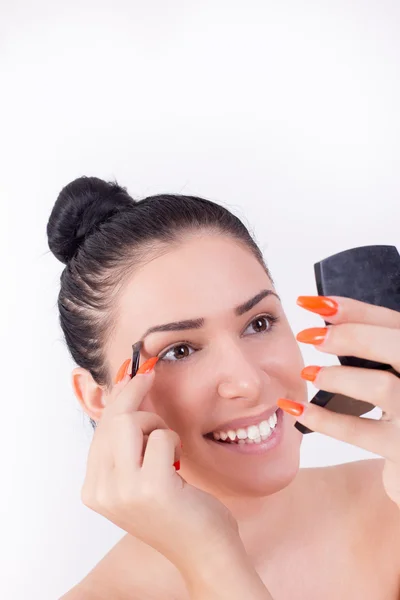 Menina aplicando maquiagem nas sobrancelhas — Fotografia de Stock