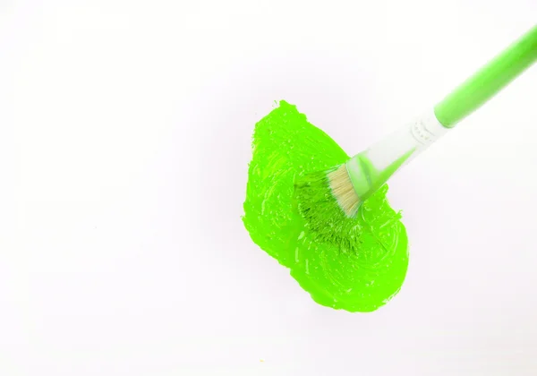 Boya Fırçası ve yeşil leke — Stok fotoğraf