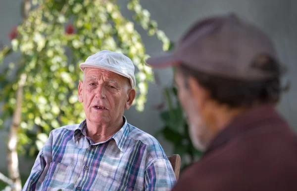 Dois idosos conversando — Fotografia de Stock