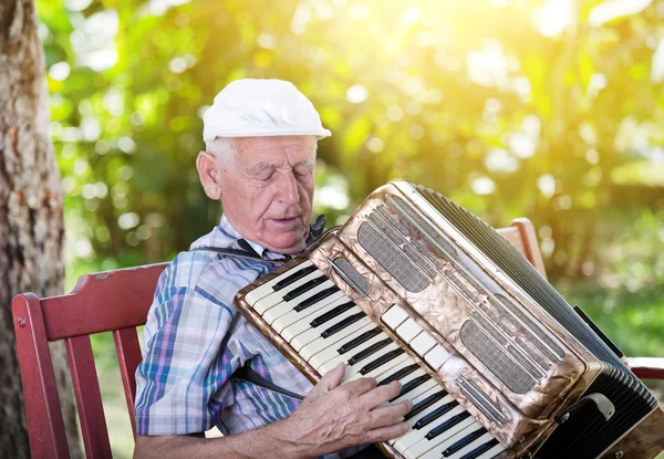 Velho homem tocando acordeão — Fotografia de Stock