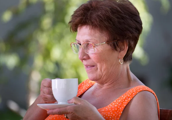 Ältere Frau trinkt Kaffee — Stockfoto