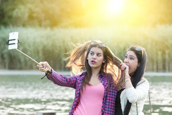 Két lányok selfie — Stock Fotó