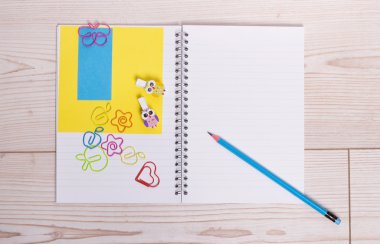 Defter ile kalem ve ataç