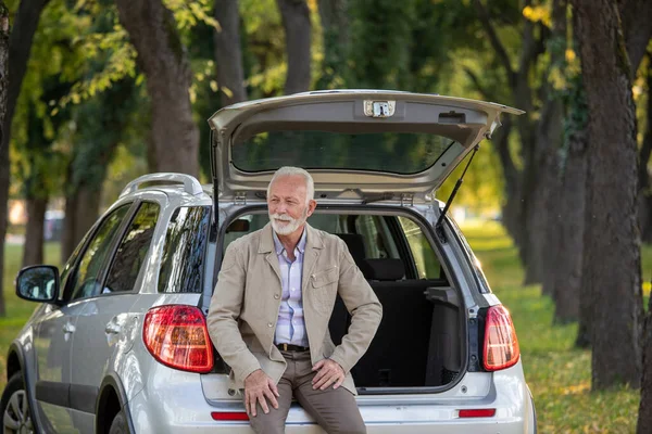 Elegante Volwassen Man Zit Kofferbak Van Auto Het Bos Wacht — Stockfoto