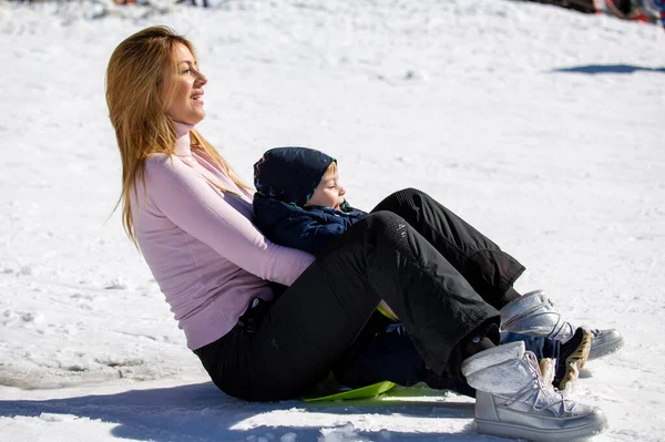 Mutter Und Sohn Rutschen Sonnigem Tag Auf Berghang Skigebiet — Stockfoto