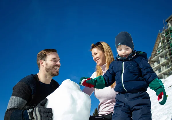 Parents Avec Enfant Jouant Sur Neige Faisant Bonhomme Neige Vacances — Photo