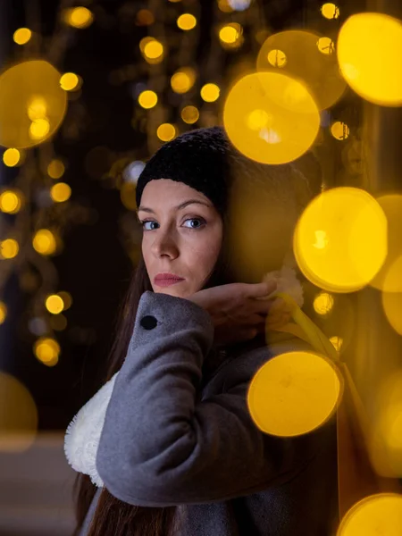 Menina Bonita Segurando Sacos Compras Sobre Ombro Noite Com Luzes — Fotografia de Stock