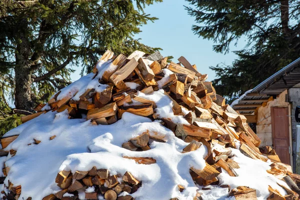 Montón Troncos Cubierto Nieve Detrás Casa Campo Del Pueblo Las —  Fotos de Stock