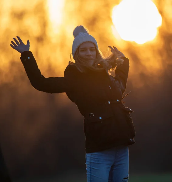 Jolie Adolescente Veste Avec Bonnet Sautant Gai Dans Parc Coucher — Photo