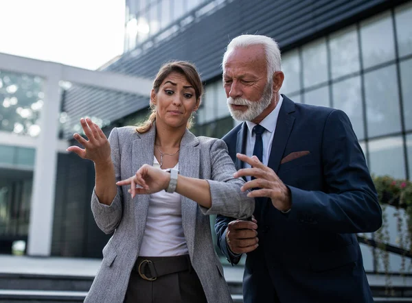 Senior Hombre Negocios Joven Mujer Negocios Mirando Reloj Pulsera Esperando — Foto de Stock