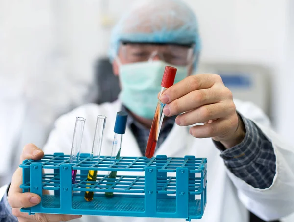 Fechar Mão Médico Segurando Tubo Teste Com Sangue Testes Epidemiológicos — Fotografia de Stock