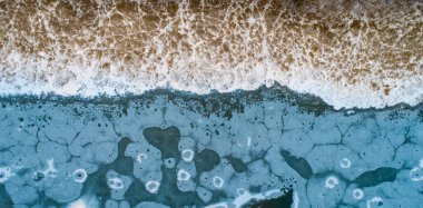 Nehirde ve kışın karlı ve buzlu havanın görüntüsü