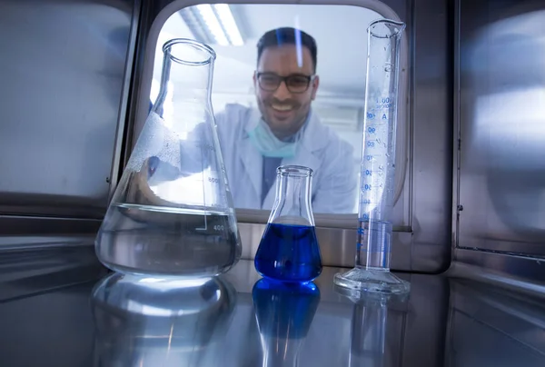 Biólogo Olhando Através Porta Vidro Incubadora Com Amostras Produtos Químicos — Fotografia de Stock
