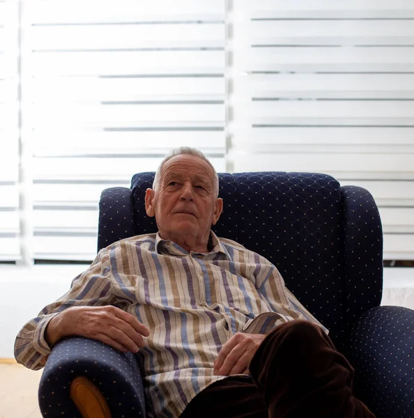 Hombre Mayor Sentado Sillón Mirando Fijamente Punto Casa Concepto Soledad — Foto de Stock