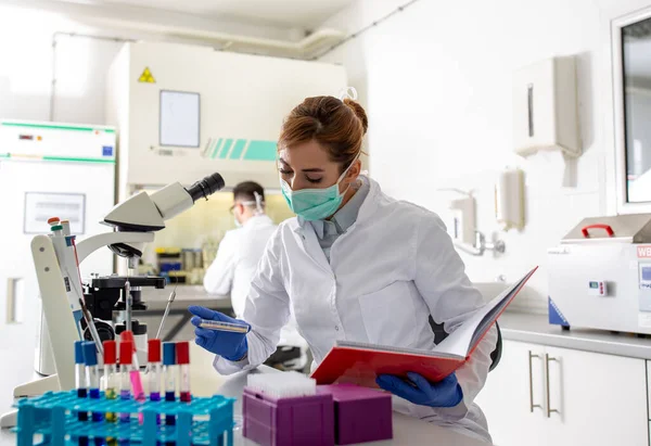 Dos Biólogos Hombre Mujer Trabajando Muestras Laboratorio — Foto de Stock