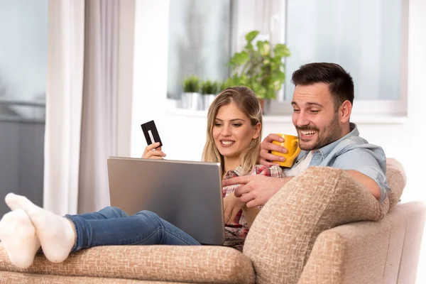 Emocionado Joven Pareja Compras Línea Celebración Tarjeta Crédito Mirando Computadora — Foto de Stock