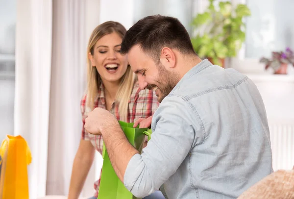 Joven Hombre Guapo Dando Bolsa Compras Como Regalo Novia Sorprendida — Foto de Stock