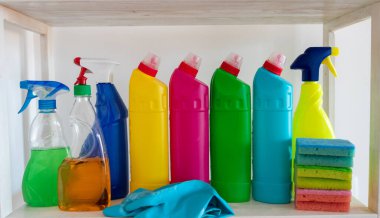 Kilerde raflardaki temizlik ürünleri ve aletleri