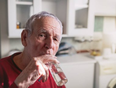 Son sınıf öğrencisi rakia içiyor, evde alkollü bir içecek var.