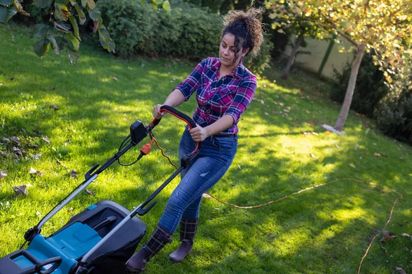 Mujer Bastante Joven Cortando Césped Patio Trasero — Foto de Stock