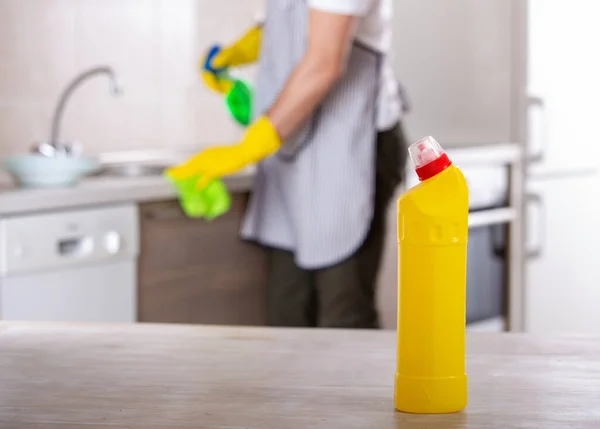 Närbild Flaska Med Rengöringsvätska Står Bordet Framför Stilig Man Clenaing — Stockfoto