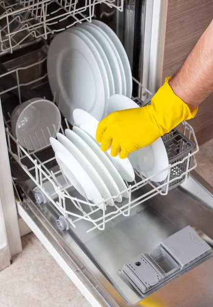Крупный План Мужских Рук Перчатками Погрузки Посудомоечной Машины Белыми Тарелками — стоковое фото