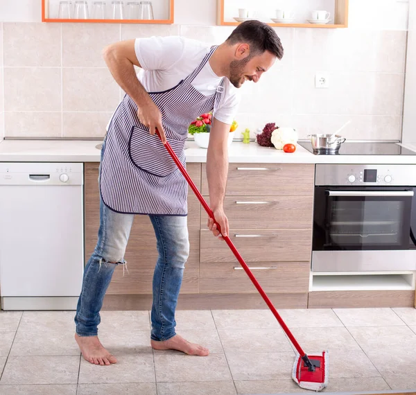 Bonito Cara Esfregando Chão Cozinha Frente Armários Bancada Casa — Fotografia de Stock