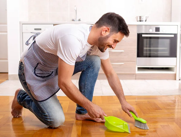 Bello Uomo Spazzare Pavimento Con Padella Polvere Fronte Armadi Cucina — Foto Stock