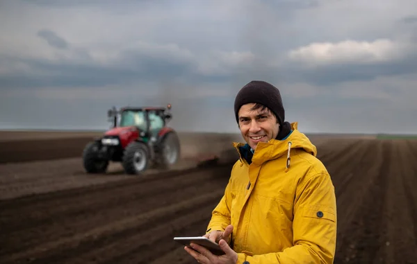 Porträt Eines Gutaussehenden Bauern Mit Tablet Der Vor Einem Traktor — Stockfoto