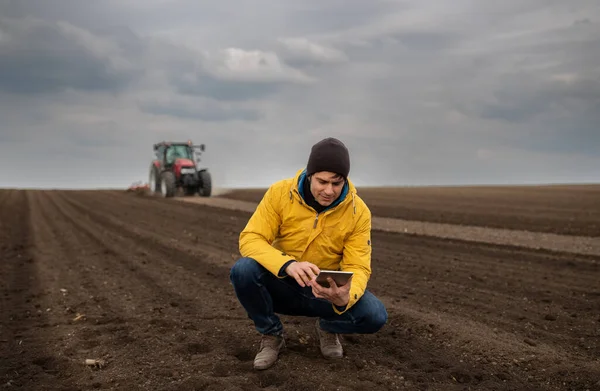 Porträt Eines Gutaussehenden Bauern Mit Tablet Der Vor Einem Traktor — Stockfoto