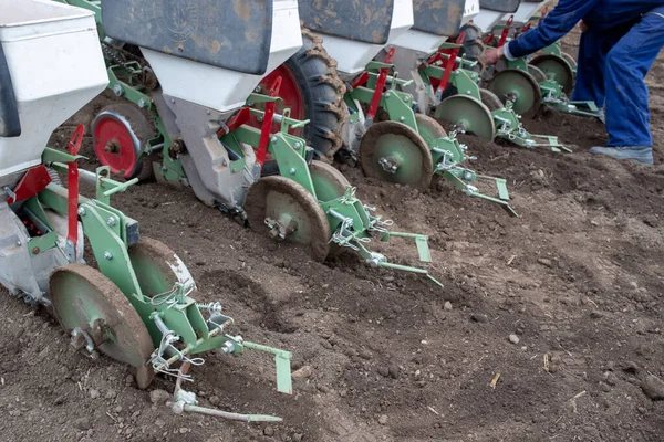 Control Del Agricultor Equipo Tractor Listo Para Sembrar Campo Primavera — Foto de Stock