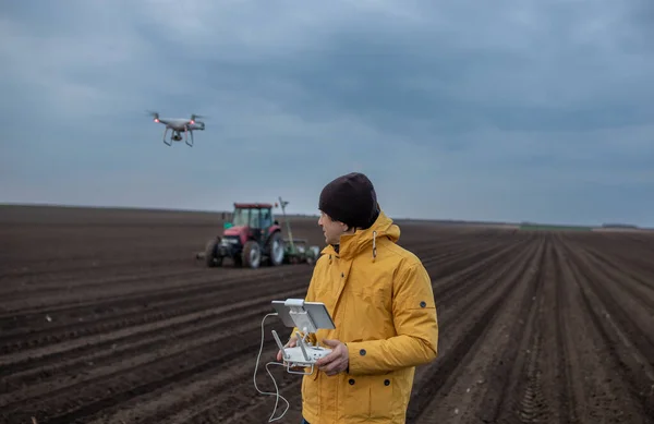 Boer Rijden Drone Boven Het Veld Met Trekker Die Bodem — Stockfoto