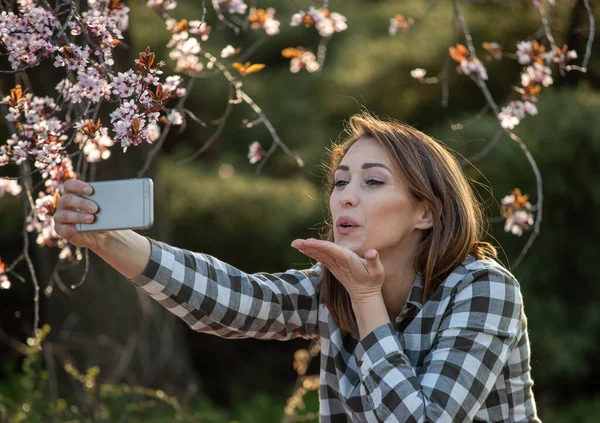 Chica Joven Feliz Enviando Besos Través Del Teléfono Móvil Delante —  Fotos de Stock