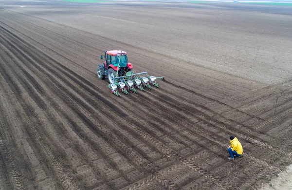 Imagen Aérea Del Agricultor Que Controla Tractor Que Siembra Brote —  Fotos de Stock