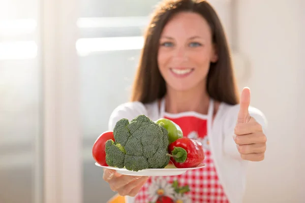 Söt Flicka Håller Platta Med Grönsaker Ena Handen Och Visar — Stockfoto