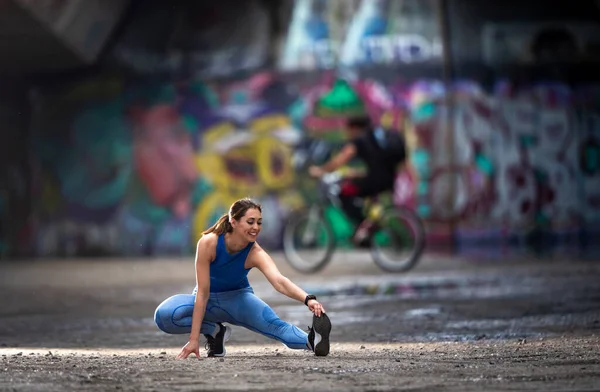 Спортивная Девушка Растягивает Ноги Перед Тренировкой Тренировки Городской Среде — стоковое фото