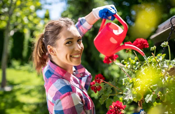 Mulher Muito Jovem Camisa Xadrez Regando Flor Vaso Com Pequena — Fotografia de Stock