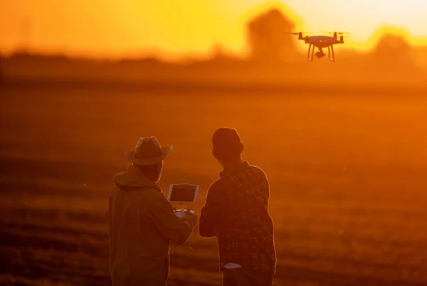 Dua Petani Berdiri Lapangan Menggunakan Teknologi Modern Untuk Pertanian Menerbangkan — Stok Foto