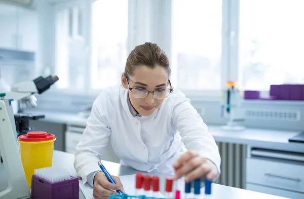 Mulher Laboratório Experimentar Frasco Para Injectáveis Jovem Cientista Toma Nota — Fotografia de Stock