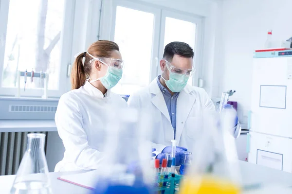 Jóvenes Científicos Investigando Experimentando Con Frascos Vasos Precipitados Técnico Laboratorio — Foto de Stock