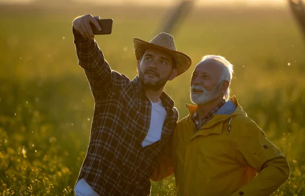 Deux Agriculteurs Debout Dans Champ Prenant Selfie Utilisant Téléphone Souriant — Photo