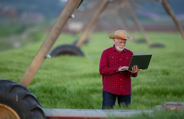 Vezető Mezőgazdasági Termelő Laptopot Tart Öntözőrendszer Alatt Áll — Stock Fotó
